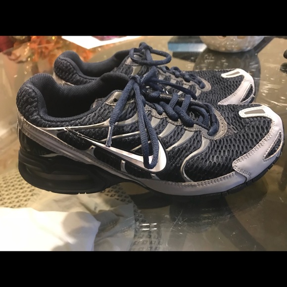 navy blue nike tennis shoes